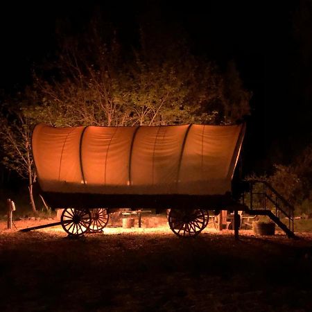 Cozy Wild West Covered Wagon Next To River Grants Pass Eksteriør billede