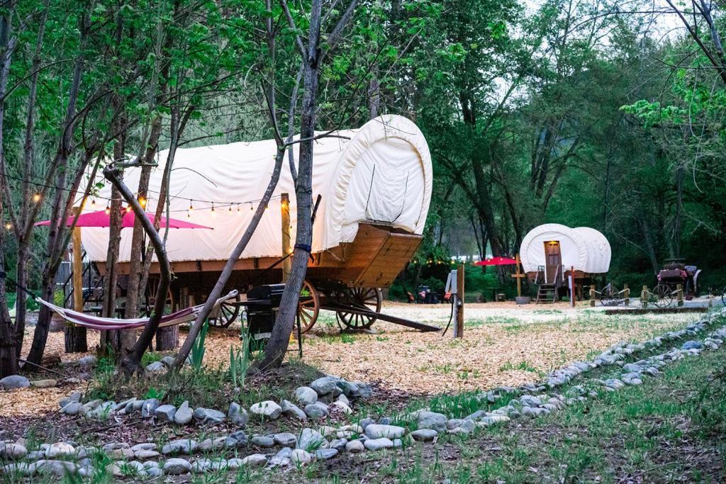 Cozy Wild West Covered Wagon Next To River Grants Pass Eksteriør billede