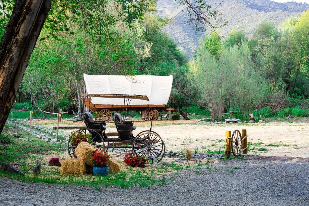 Cozy Wild West Covered Wagon Next To River Grants Pass Eksteriør billede