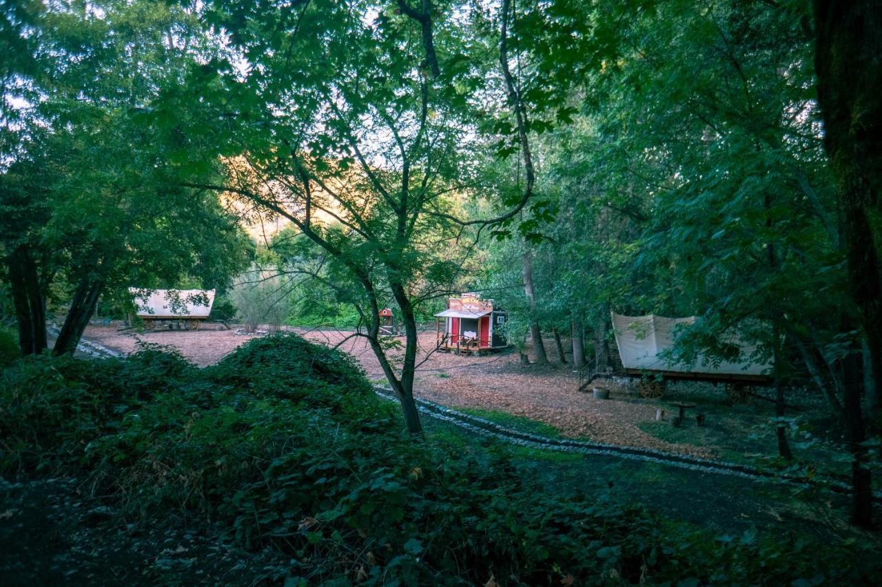 Cozy Wild West Covered Wagon Next To River Grants Pass Eksteriør billede