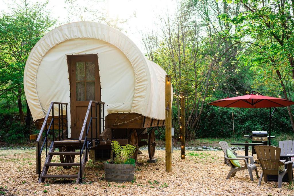 Cozy Wild West Covered Wagon Next To River Grants Pass Eksteriør billede