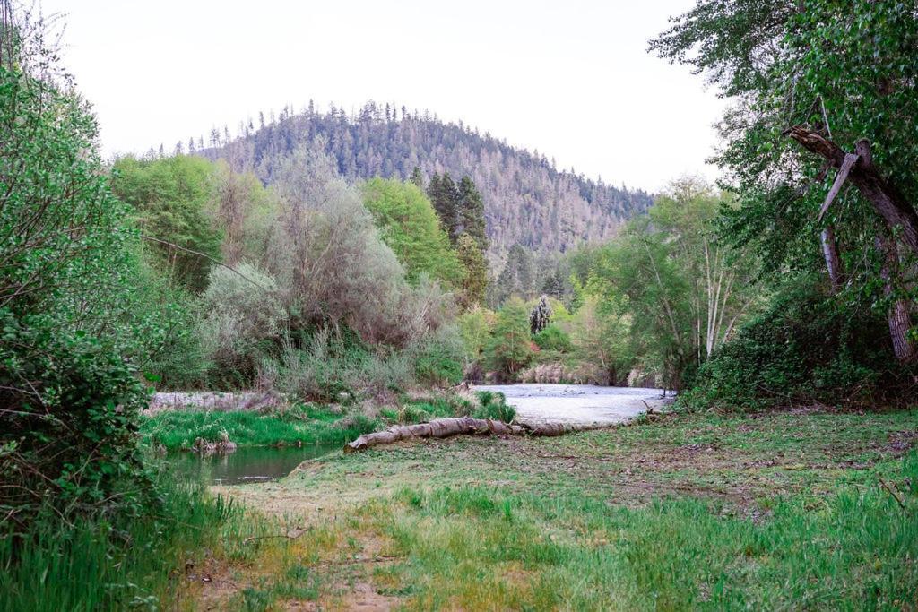 Cozy Wild West Covered Wagon Next To River Grants Pass Eksteriør billede