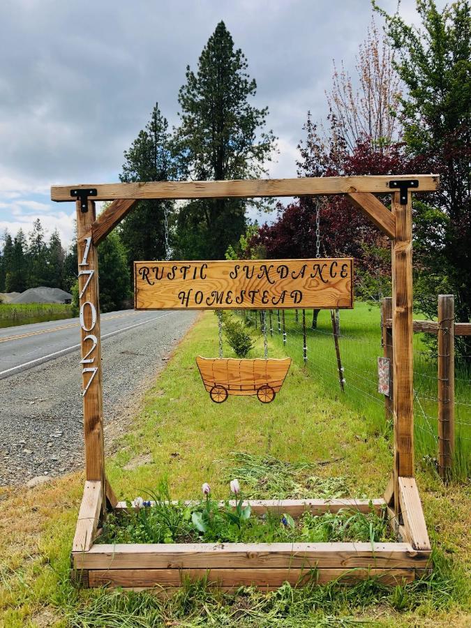 Cozy Wild West Covered Wagon Next To River Grants Pass Eksteriør billede
