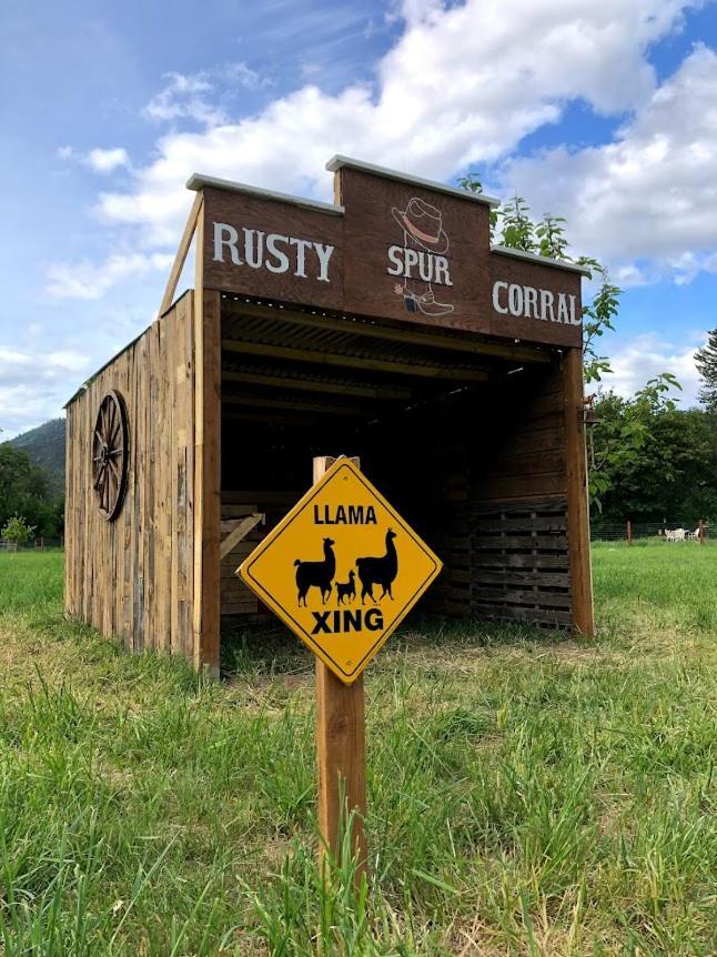 Cozy Wild West Covered Wagon Next To River Grants Pass Eksteriør billede