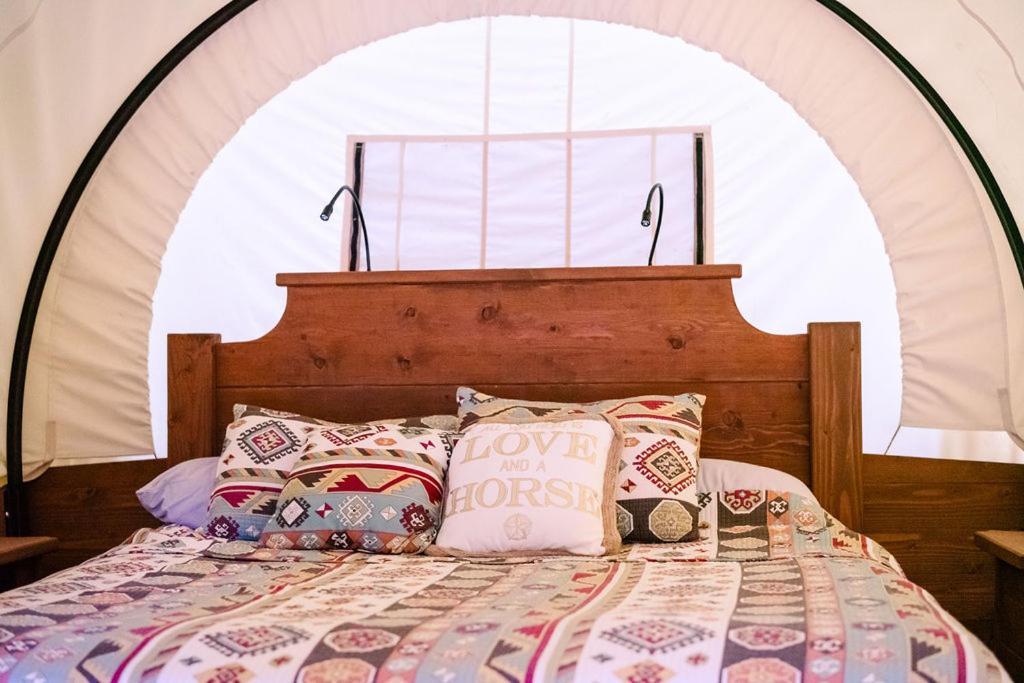 Cozy Wild West Covered Wagon Next To River Grants Pass Eksteriør billede