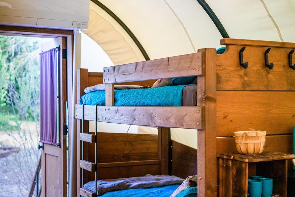 Cozy Wild West Covered Wagon Next To River Grants Pass Eksteriør billede