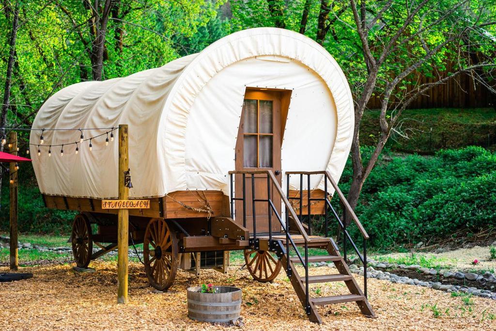 Cozy Wild West Covered Wagon Next To River Grants Pass Eksteriør billede