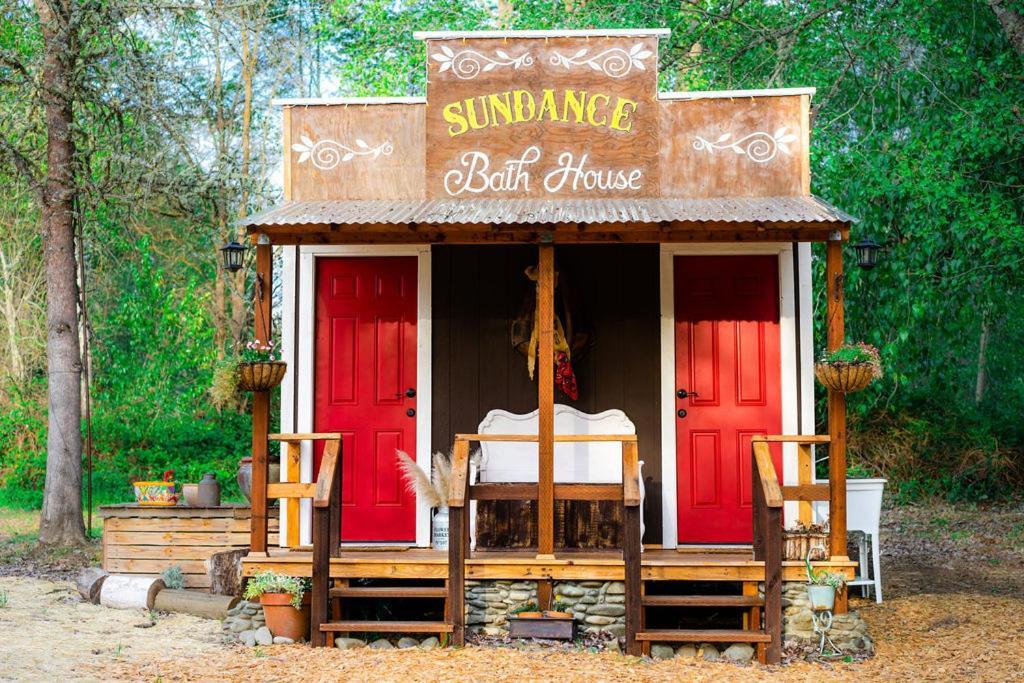 Cozy Wild West Covered Wagon Next To River Grants Pass Eksteriør billede