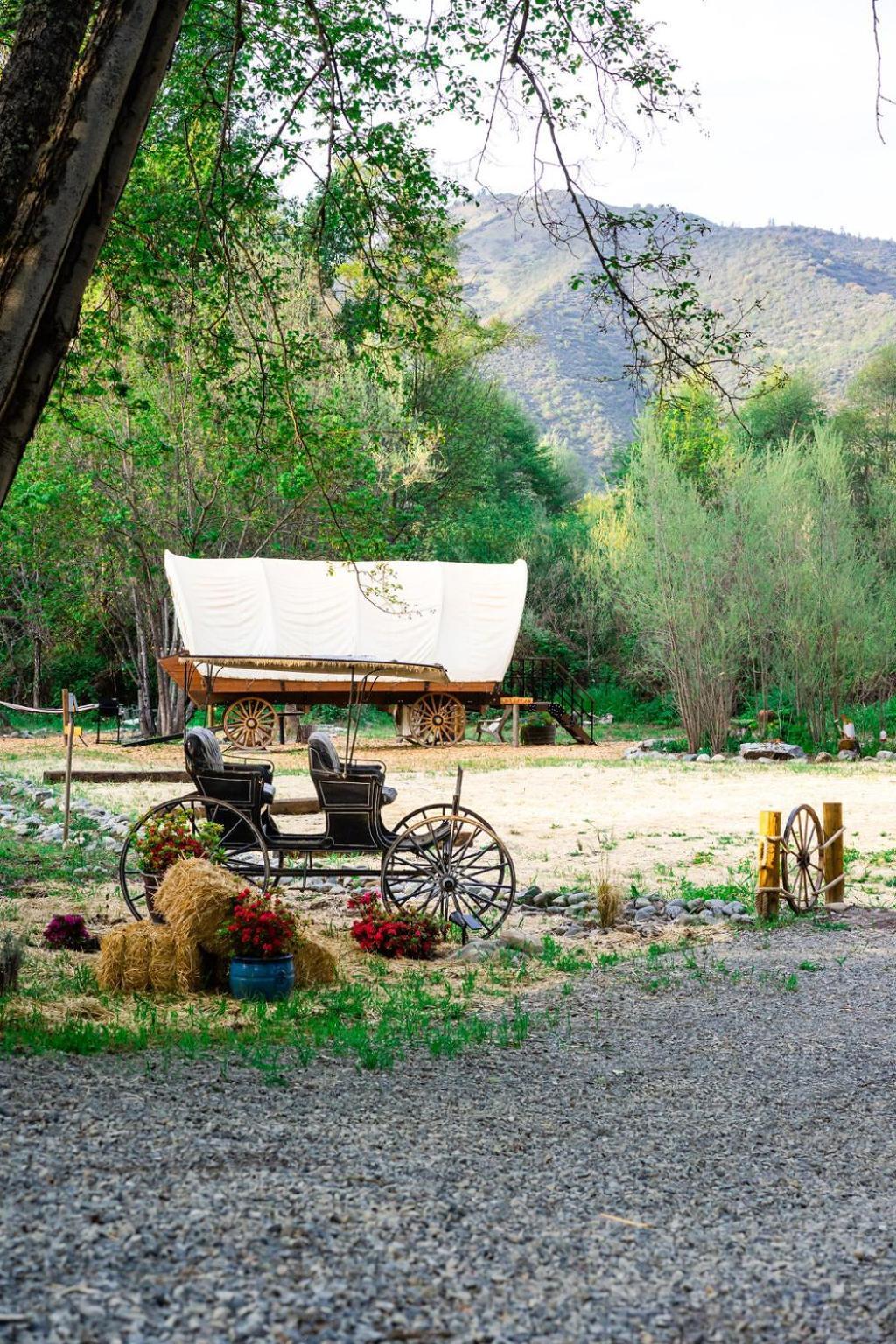 Cozy Wild West Covered Wagon Next To River Grants Pass Eksteriør billede