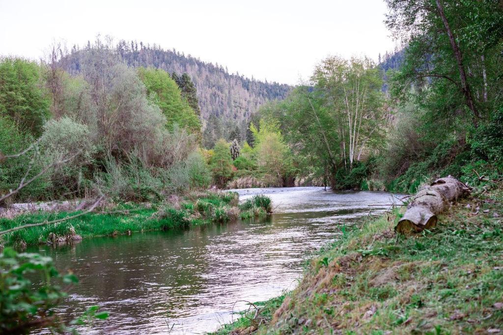 Cozy Wild West Covered Wagon Next To River Grants Pass Eksteriør billede