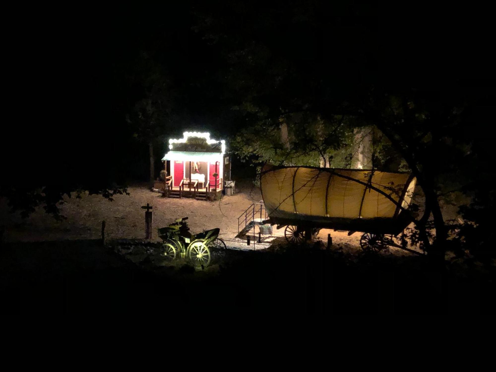 Cozy Wild West Covered Wagon Next To River Grants Pass Eksteriør billede