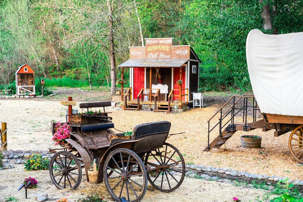 Cozy Wild West Covered Wagon Next To River Grants Pass Eksteriør billede