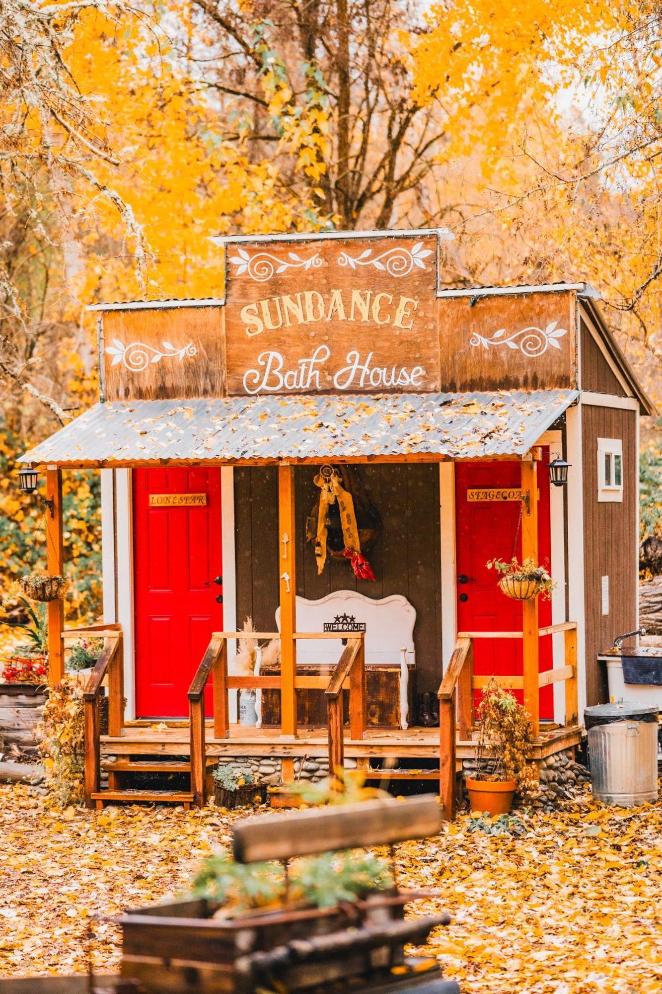 Cozy Wild West Covered Wagon Next To River Grants Pass Eksteriør billede